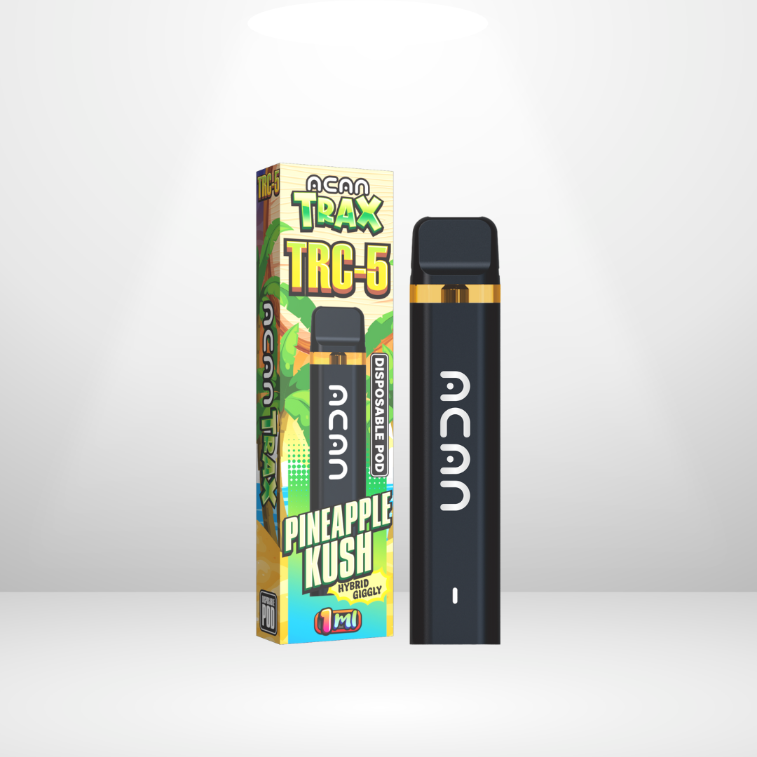 En svart engångsvape märkt ACAN står bredvid sin färgglada låda, som lyder TRC-5 Engångsvape 95% 1ml Pineapple Kush Hybrid Giggly, dekorerad med fruktgrafik och gröngula accenter.